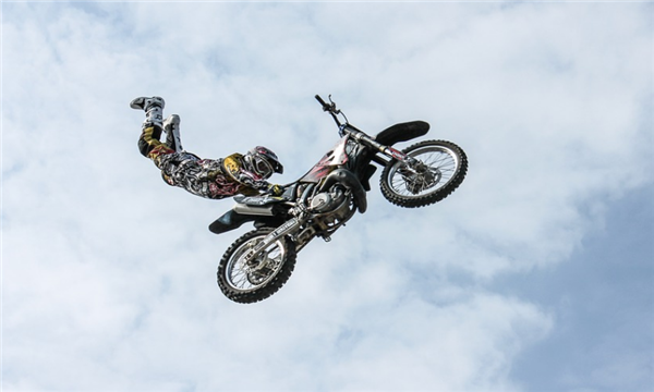 17岁“鬼火”少年街头飙车：我知道危险、但是很快乐