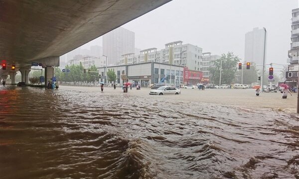 极端降温：山西暴雪多地积雪20厘米 贵州遭暴雨袭击正睡觉房子被吹飞