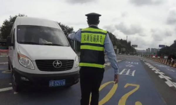 “黑车”强行冲关难逃法网 驾驶人被依法行政拘留
