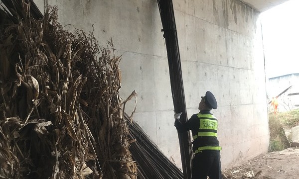 高速路涵洞竟变”公共木柴储藏室“