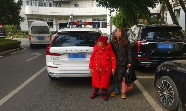 查处黑车发现急需就医老人 执法人员火速送医保平安