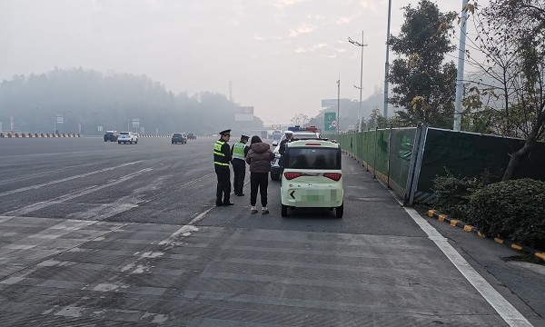 “老头乐”准备上高速 执法人员耐心劝离