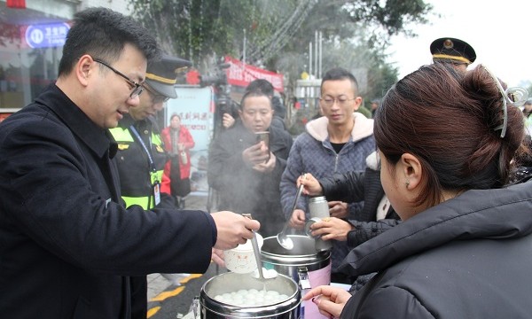 渝遂高速执法人员联合护航春运贴心服务情暖回家路