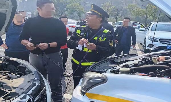 车主电瓶亏电，执法人员见难纾困
