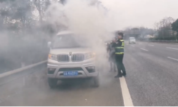 小货车突发自燃，执法人员紧急帮助减少损失