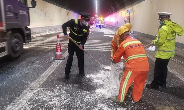 隧道内数十袋大米掉落 交通执法人员全力助车主挽回损失