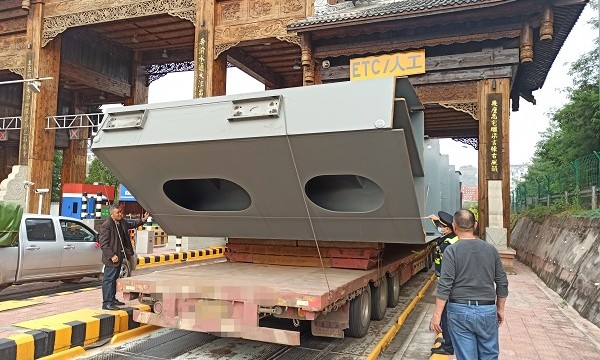 三类大件车高速“裸奔”被收费站拦截 既耽误时间又被严查重罚