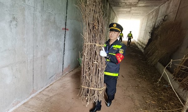 交通执法开展“争当雷锋精神传人，弘扬社会文明新风” 志愿服务活动