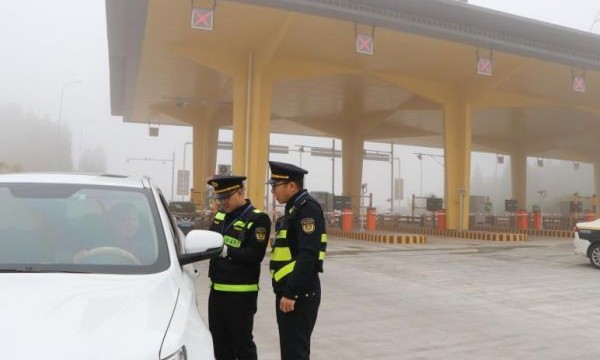 网约车线下揽客被查处 交通执法告知承诺促整改