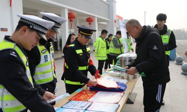 交通执法开展“情满旅途 为民服务”志愿服务活动