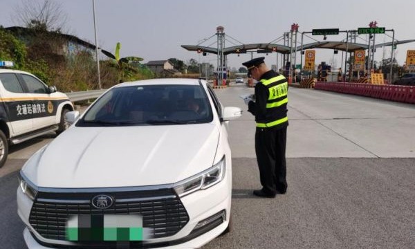 网约车跨区域经营 执法人员严格查处