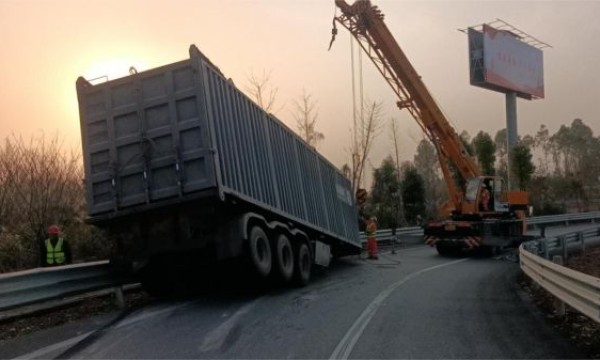 货车故障高速引事故 交通执法协助救援保安畅