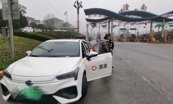 网约车首次线下揽客被查处 说理执法暖心服务促整改