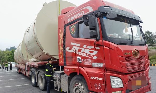 联合执法查处超限车辆 为民服务促整改