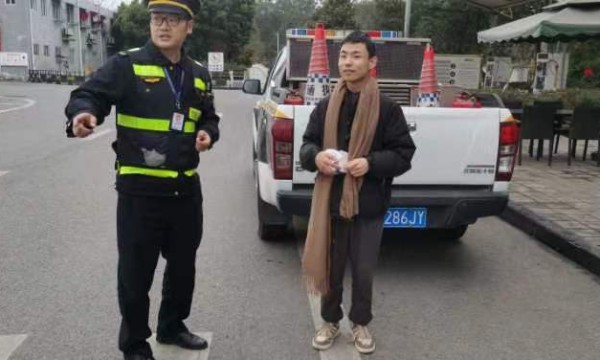 粗心乘客遇粗心驾驶员，执法人员热心帮助滞留乘客转运