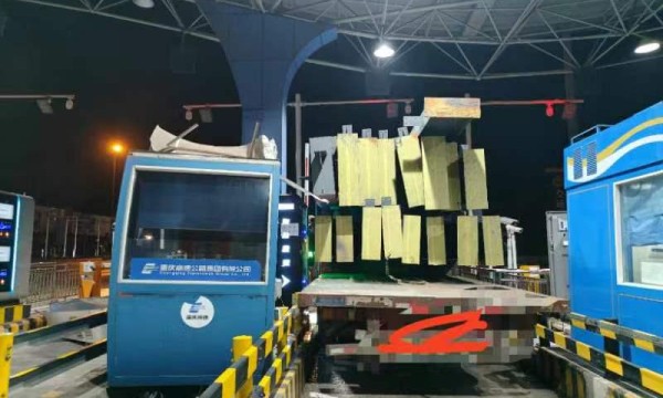 2天2起撞收费亭，司机师傅开车要小心