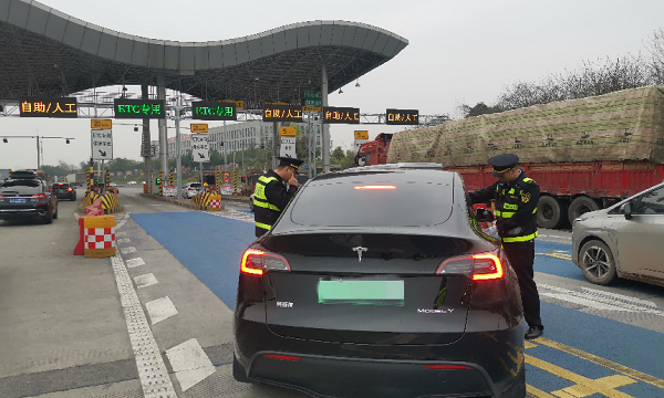 豪车高频通行高速露马脚 重点监控查缉布控现原形