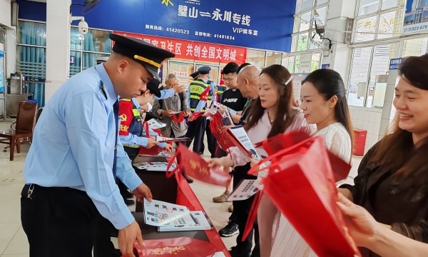 普法宣传零距离 伴您平安五一行